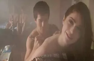 XXX みんなの前で交尾 女 動画 えろ