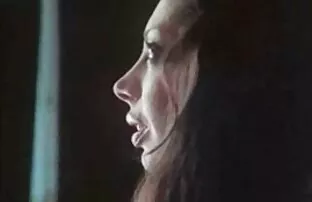 XXX バン金髪の緑のソファ 無料 えろ 動画 女性 向け